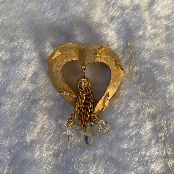 Jewelry - ☘️VTG Heart Brushed Gold Dangling Iridescent Crystals
